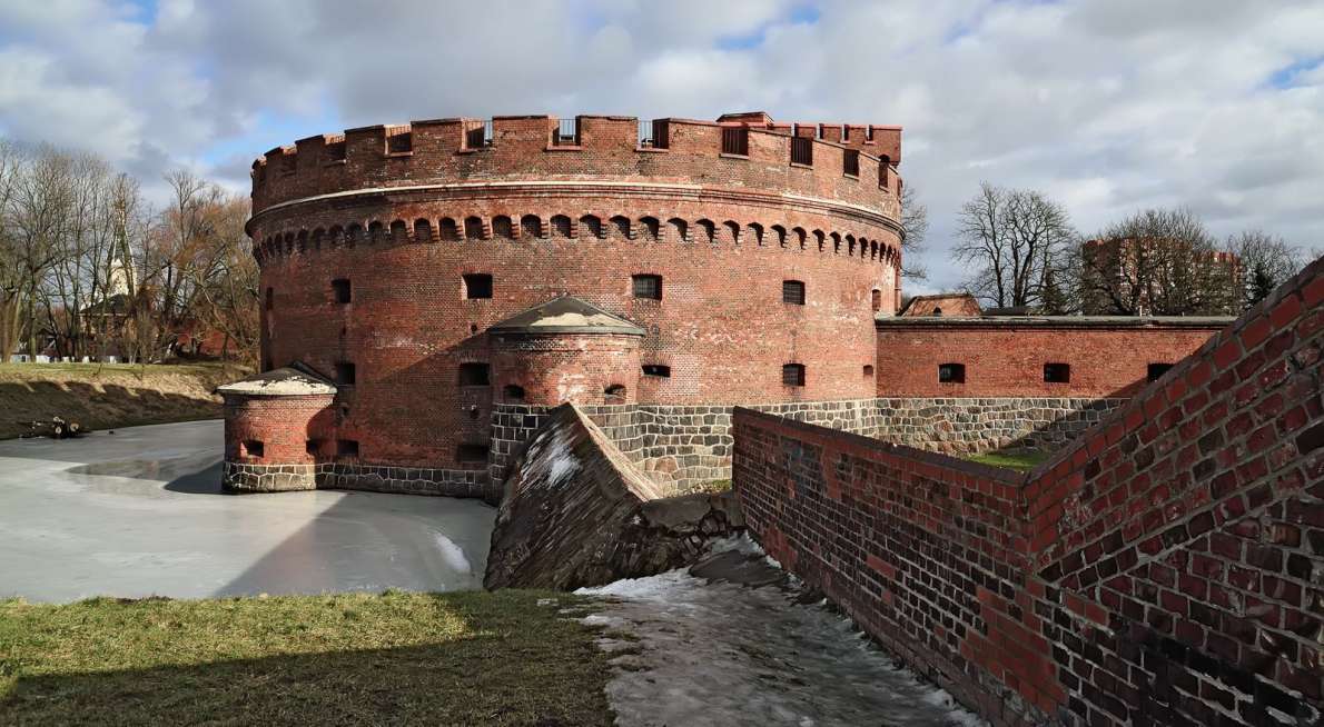 (c) sergei-trofimenko - 123rf.com - Bild 37610876 - Wehrturm Dohna - Königsberg 