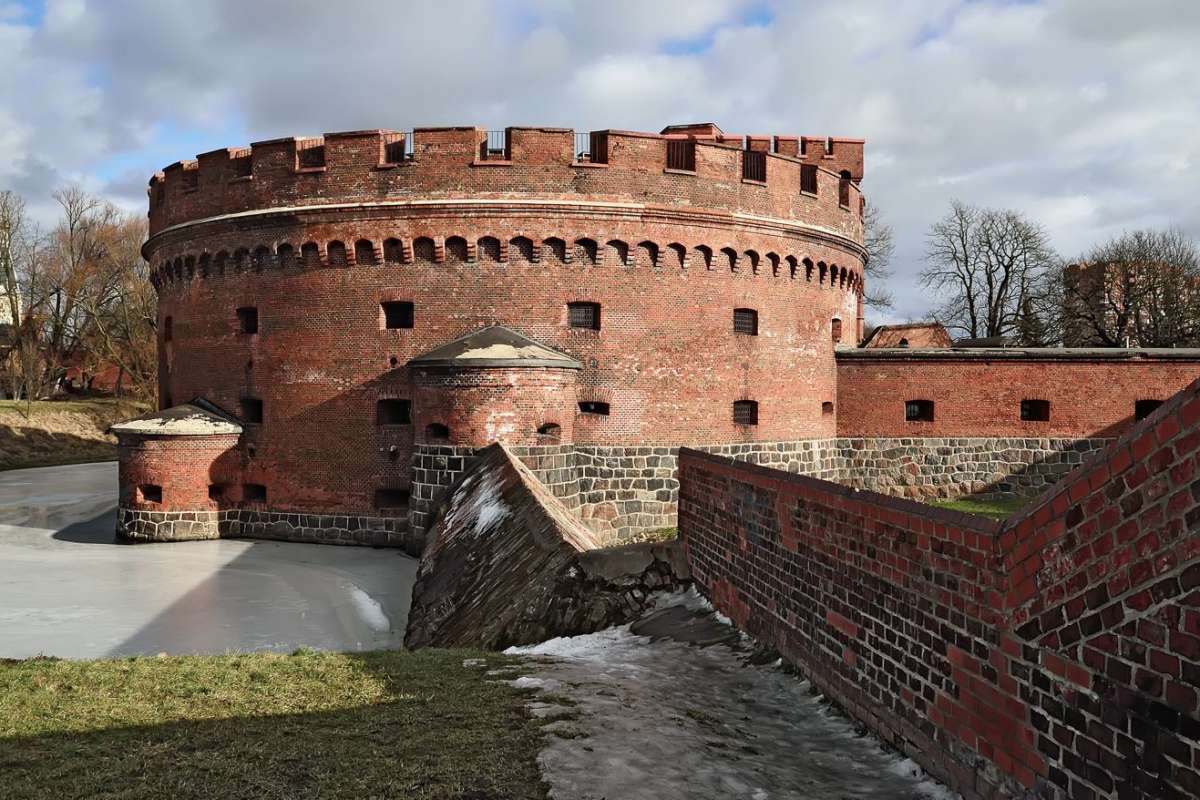 (c) sergei-trofimenko - 123rf.com - Bild 37610876 - Wehrturm Dohna - Königsberg 