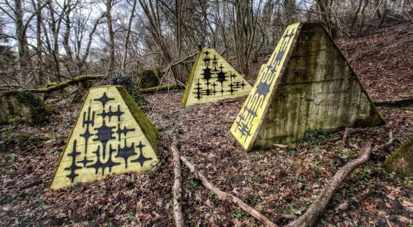 Westwall - Panzersperre bei Saarbrücken - Drachenzähne im Almet