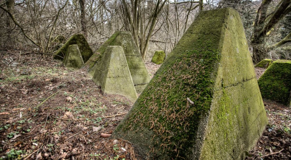 Westwall - Panzersperre bei Saarbrücken - Drachenzähne im Almet
