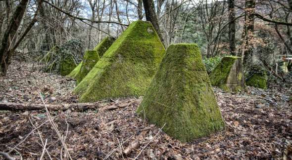 Westwall - Panzersperre bei Saarbrücken - Drachenzähne im Almet