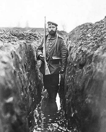 Erster Weltkrieg - Westfront - deutscher Soldat im Schützengraben - seine Füße sind versunken im Schlamm | Quelle: Historische Postkarte