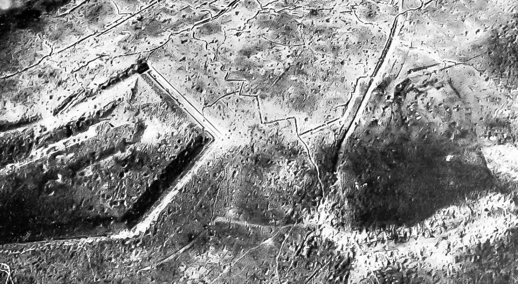 Schlacht um Verdun - 1916 - Fort Douaumont - Luftaufnahme | Quelle: Das Antlitz des Weltkriegs - Fronterlebnisse deutscher Soldaten | Ernst Jünger | Berlin, Neufeld und Henius, 1930.