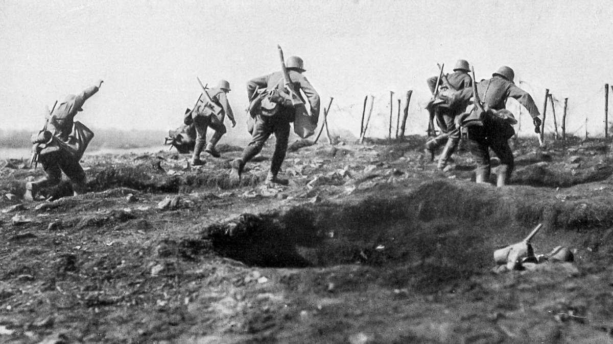 Erster Weltkrieg - deutsche Soldaten stürmen ins Niemandsland auf die feindlichen Linie zu | Quelle: Das Antlitz des Weltkriegs - Fronterlebnisse deutscher Soldaten | Ernst Jünger | Berlin, Neufeld u