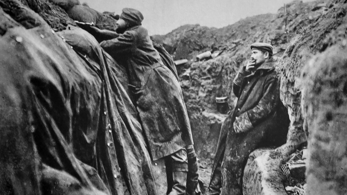 Erster Weltkrieg - Stellungskrieg - Westfront - deutsche Soldaten während einer Kampfpause im Schützengraben | Quelle: Kameraden im Westen - Ein Bericht in 221 Bildern, Societäts-Verlag, Frankfurt am 