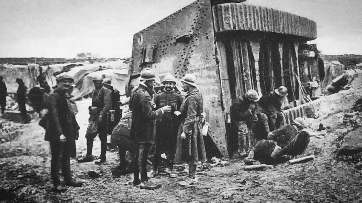 Westfront 1917 - umgekippter deutscher Panzer A7V nach der Schlacht - Erster Weltkrieg | Quelle: Historische Postkarte