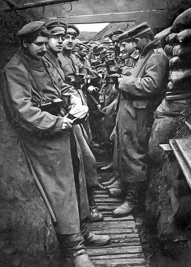 Erster Weltkrieg - Westfront - deutsche Soldaten im Schützengraben | Quelle: Historische Feldpostkarte 