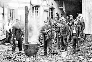 Quelle: Historische Postkarte von den Schlachtfeldern des Ersten Weltkriegs Quelle: Historische Postkarte von den Schlachtfeldern des Ersten Weltkriegs