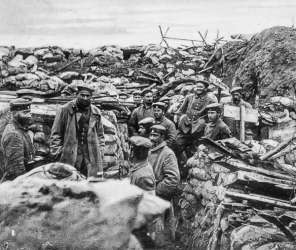 Quelle: Historische Postkarte von den Schlachtfeldern des Ersten Weltkriegs Quelle: Historische Postkarte von den Schlachtfeldern des Ersten Weltkriegs