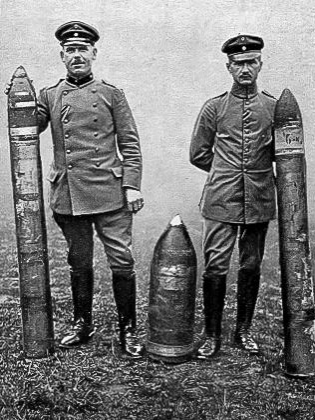 Erster Weltkrieg - Westfront - deutsche Soldaten präsentieren Artilleriegranaten | Quelle: Historische Postkarte