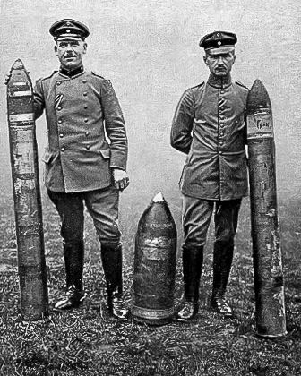 Erster Weltkrieg - Westfront - deutsche Soldaten präsentieren Artilleriegranaten | Quelle: Historische Postkarte