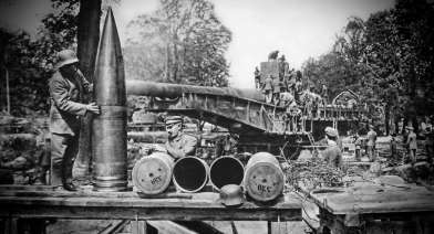 Erster Weltkrieg: Deutsches Eisenbahngeschütz "Langer Max" vor dem Einsatz Erster Weltkrieg: Deutsches Eisenbahngeschütz "Langer Max" vor dem Einsatz