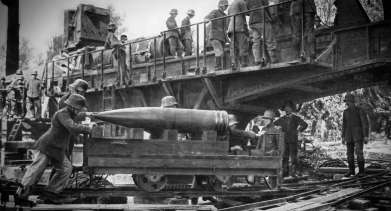 Erster Weltkrieg - das 38-cm-Geschütz wird geladen. Erster Weltkrieg - das 38-cm-Geschütz wird geladen.