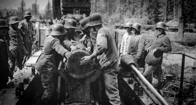 Erster Weltkrieg - eine 38-cm-Granate wird in das Rohr eines Eisenbahngeschützes eingeführt Erster Weltkrieg - eine 38-cm-Granate wird in das Rohr eines Eisenbahngeschützes eingeführt